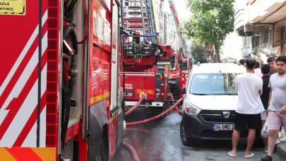 Çatı katında yükselen alevler bitişikteki binalara sıçradı