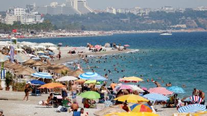 Antalya'da hava sıcaklığı 34 dereceye ulaştı: Sıcaktan bunalanlar soluğu sahilde aldı