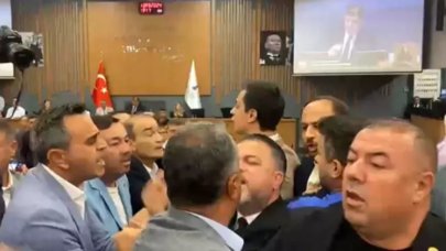 İzmir Büyükşehir Meclisi'nde 'Gezi vandallığı' sözü sonrası arbede: AKP'li ve MHP'li üyeler salonu terk etti