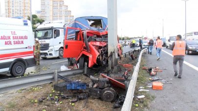 Avcılar TEM'de tabelaya çarpan kamyonetin motoru fırladı!