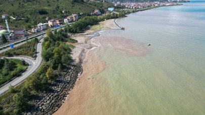 Trabzon’u sel vurdu, Karadeniz renk değiştirdi!