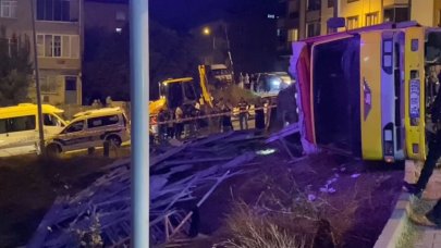 Başakşehir'de kamyonet devrildi, 3 çocuk kasanın altında kaldı