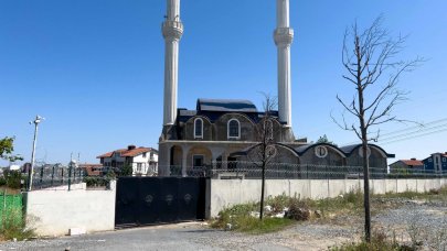 Arnavutköy'de ilginç olay: Belediye tarafından "cami duvarı" yıkıldı