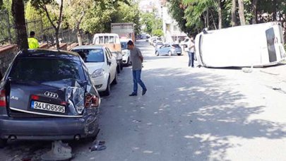 Bağcılar'da minibüs devrildi 3 kişi yaralandı