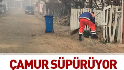 Çamuru süpürüyor