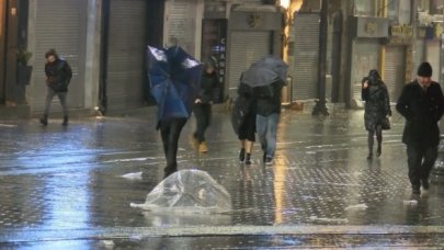 Sağanak ve fırtına İstanbul'da etkisini sürdürüyor