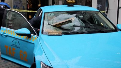 İstiklal Caddesi'nde taksinin üstüne beton düştü