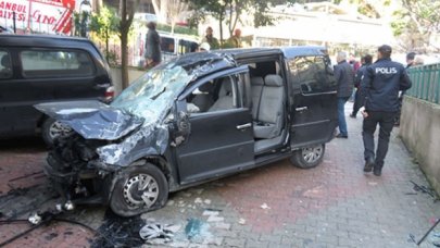 Üsküdar'da otomobil işyerinin duvarına çarptı