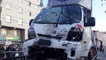 Güngören'de trafik kazası; tramvay seferleri durdu!