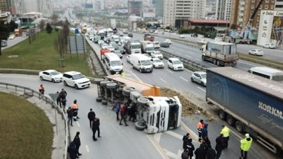 Esenyurt TEM Bağlantı Yolu'nda tır devrildi!