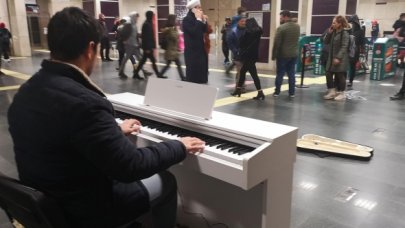 Metroda piyano çalıyor, topladığı paralarla çocuklara kışlık giyecekler alıyor