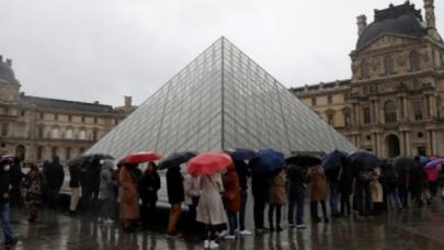 Louvre müzesi kapatıldı