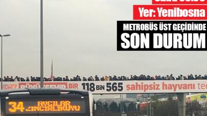 Metrobüs durağında sabah kalabalığı görenleri şaşırtıyor