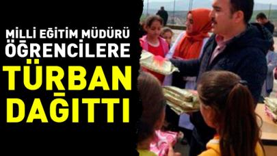 Şırnak Silopi Milli Eğitim Müdürü Bülent Dayanan öğrencilere türban dağıttı