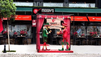 Moody's Cafe'de Hacivat ve Karagöz sürprizi