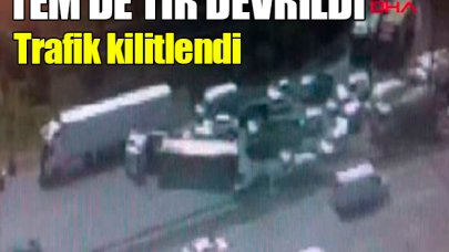 TEM'de TIR devrildi, trafik kilitlendi