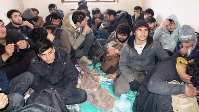 İş yerine tıka basa doldurulan kaçak göçmenler yakalandı