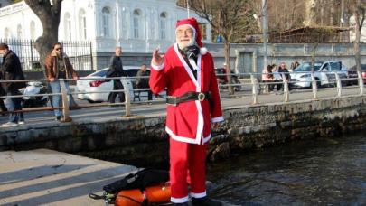 İstanbul Boğazına dalan Noel Baba denizden plastik balık çıkardı