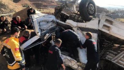 Şırnak’ta virajı alamayan TIR şarampole yuvarlandı: 1 ölü, 1 yaralı