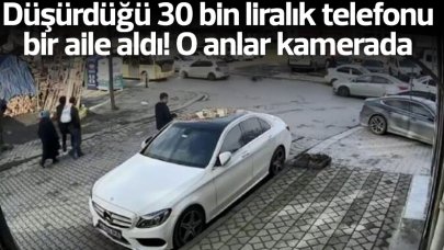 Sultangazi'de 30 bin liralık telefonu düşürdü; yoldan geçen ailenin telefonu aldığı anlar kamerada