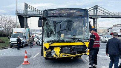 İETT otobüsü bariyerlere çarptı: Ekipler bölgede