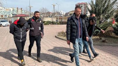 Sahaya girip Fiorentinalı futbolcuya saldıran 2 taraftar tutuklandı