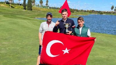 Ali Berk Berker, U18 Erkekler İspanya Golf Şampiyonası'nda kupaya uzandı 