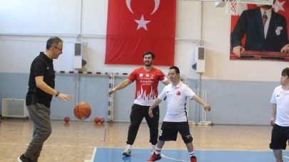 Bakan Kasapoğlu, down sendromlu milli sporcular ile basketbol oynadı