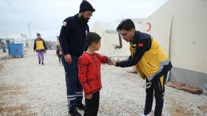 Malatya'ya depremin ikinci günü gelen gönüllü sağlıkçılar afetzedelerin yaralarını sarıyor