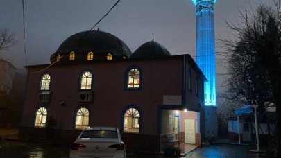 Aynı caddede oturan mahalleliler 2 dakika arayla iftar yapıyor