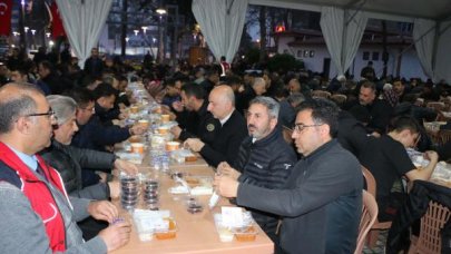 Bakan Karaismailoğlu, Adıyaman'da depremzedelerle iftar yaptı