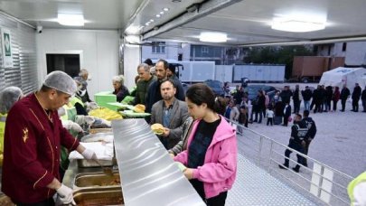 Osmaniye'deki depremzedeler, ilk iftarlarını çadırda yaptı