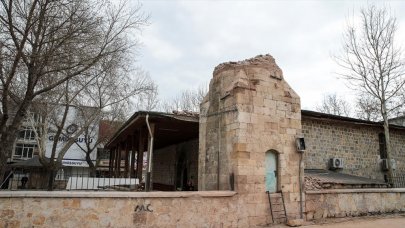 Elbistan'daki tarihi Atik Camisi'nin minaresi artçı depremler sonrasında yıkıldı