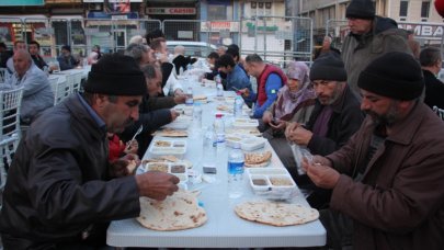 Deprem bölgesindeki 6 ilde ilk iftar yapıldı