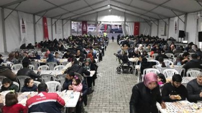 Beyoğlu'ndan Kahramanmaraş'a uzanan 'kardeşlik sofrası'nda ilk iftar yapıldı 