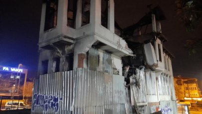 İstanbul'da 3 katlı tarihi bina kısmen çöktü