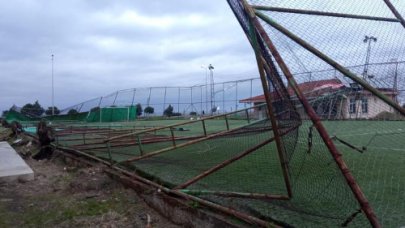 Doğu Karadeniz'de fırtına etkisi: Çatı uçtu, ağaç devrildi (3