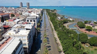 İskenderun'da su altında kalan sahil bandında tahliye çalışmaları sürdü