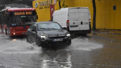 İzmir'de sağanak: Kemeraltı'nda su baskınlarına neden oldu