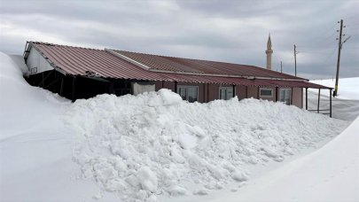 Ardahan'da yayla evleri ilkbaharda kar altında kaldı