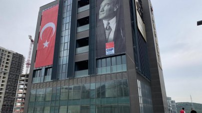 CHP il binası önünde aday listesine tepki