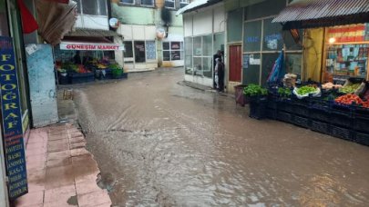 Maden'de sağanak; iş yerlerini su bastı