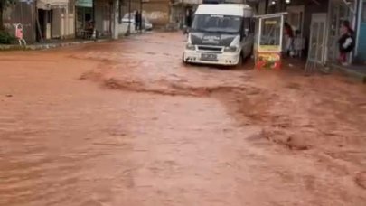 Şanlıurfa'da sağanak: 4 ilçede cadde ve sokaklar suyla doldu