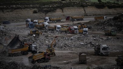 Hatay'da günde yaklaşık 15 bin kamyon moloz taşınıyor