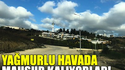 Yağmurlu havada mahsur kalıyorlar