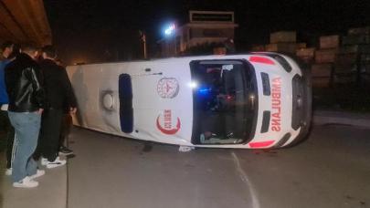 Özel halk otobüsüyle çarpışan ambulans devrildi: 3 yaralı