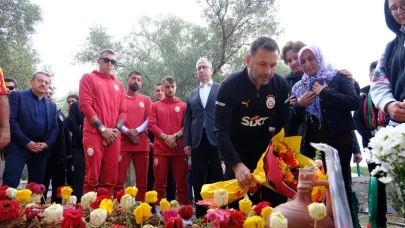 Galatasaraylı oyuncular ve teknik heyetten Yiğit’in mezarına ziyaret!