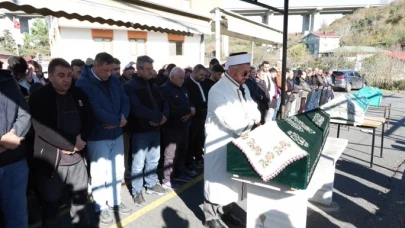 Büyükçekmece'de ailesini katleden Bahtiyar Aladağ'ın oğlu, eşi ve kayınvalidesi bugün toprağa verildi