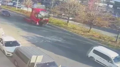 TIR, scooterli kadına çarptı metrelerce sürükleyip aracın altına aldı