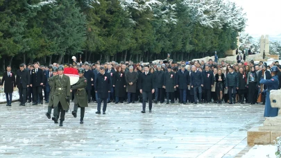 Bakan Yusuf Tekin, öğretmenlerle başöğretmen Atatürk'ü kabrinde ziyaret etti